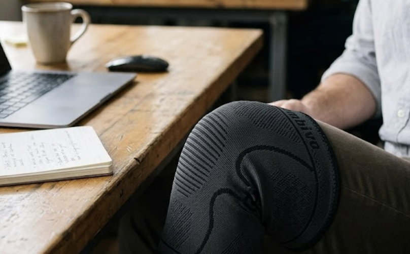 Kniebrace tijdens werk aan bureau